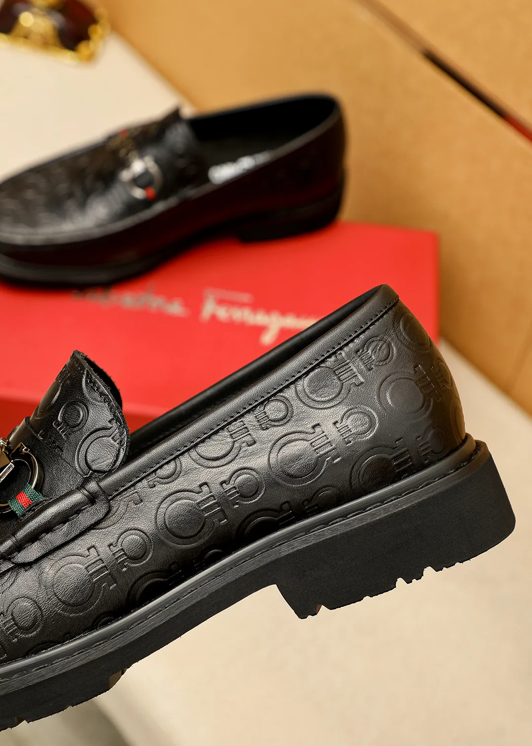 Men's shoes 💰520 💐 Product trademark: Ferragamo "Ferragamo" casual leather shoes Regular size: 38-44 (45.46🉑️customized) Product materials: Selected imported first-layer calfskin embossed upper + original hardware buckle, imported water-dyed cow leather lining. Strong three-dimensional visual effect, original outsole color: 1⃣️color optional